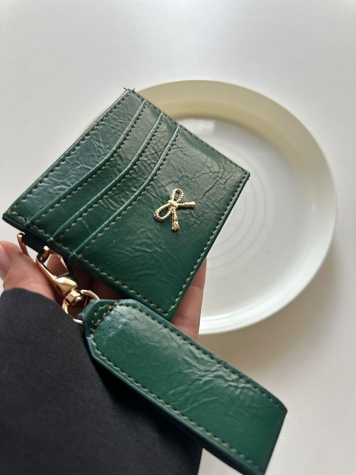 Fiyonk Detaylı Parlak Anahtarlıklı Kartlık Yeşil