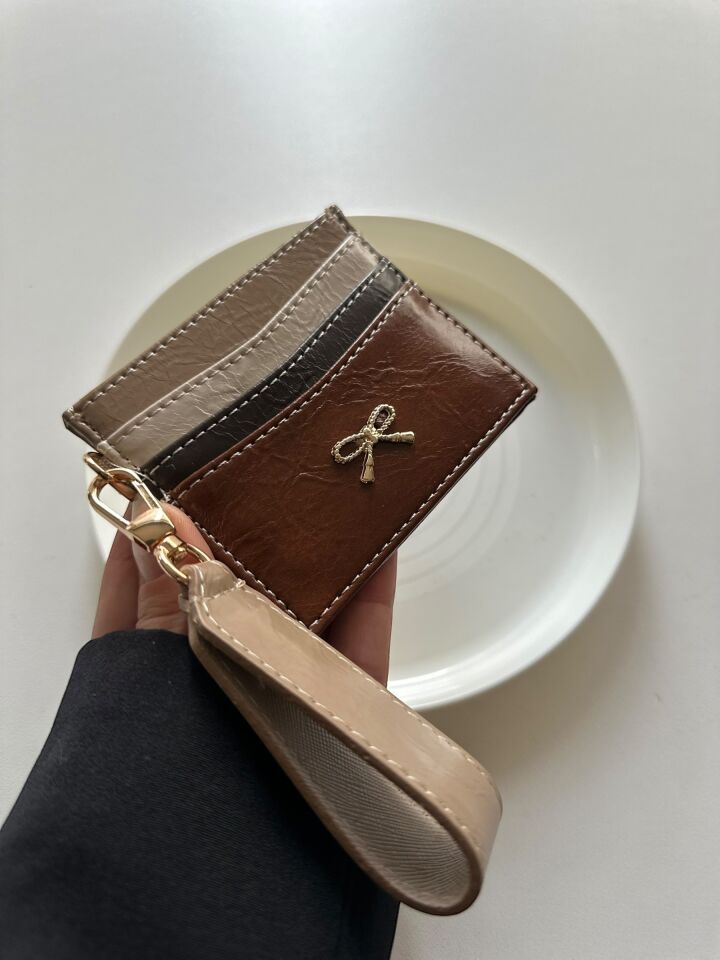 Çok Renkli Fiyonk Detaylı Parlak Anahtarlıklı Kartlık