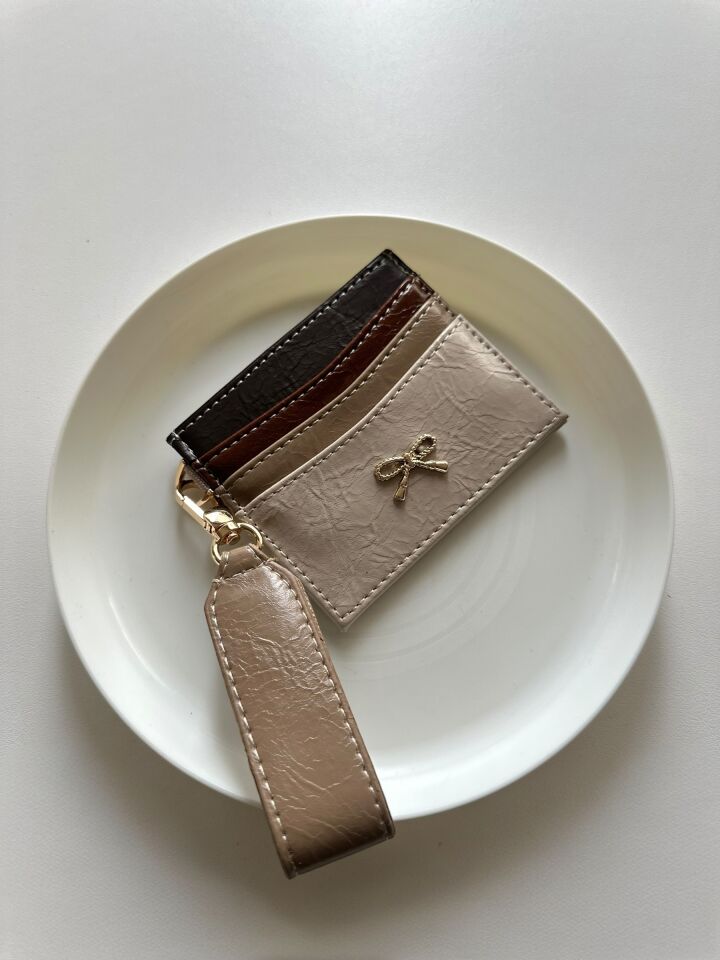 Çok Renkli Fiyonk Detaylı Parlak Anahtarlıklı Kartlık