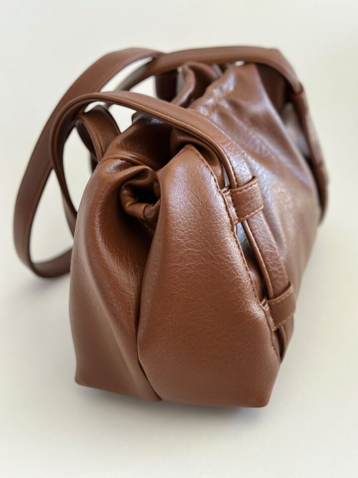 Gia Büzgü Detay Yumuşak Omuz Çantası Taba