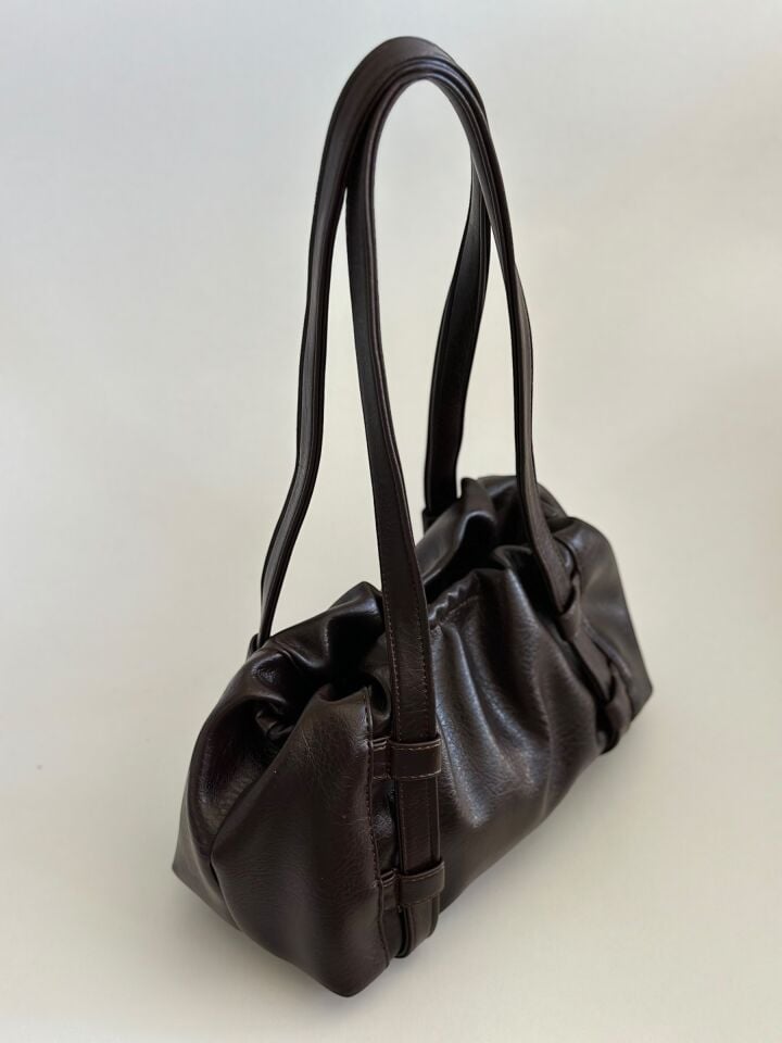 Gia Büzgü Detay Yumuşak Omuz Çantası Acı Kahve